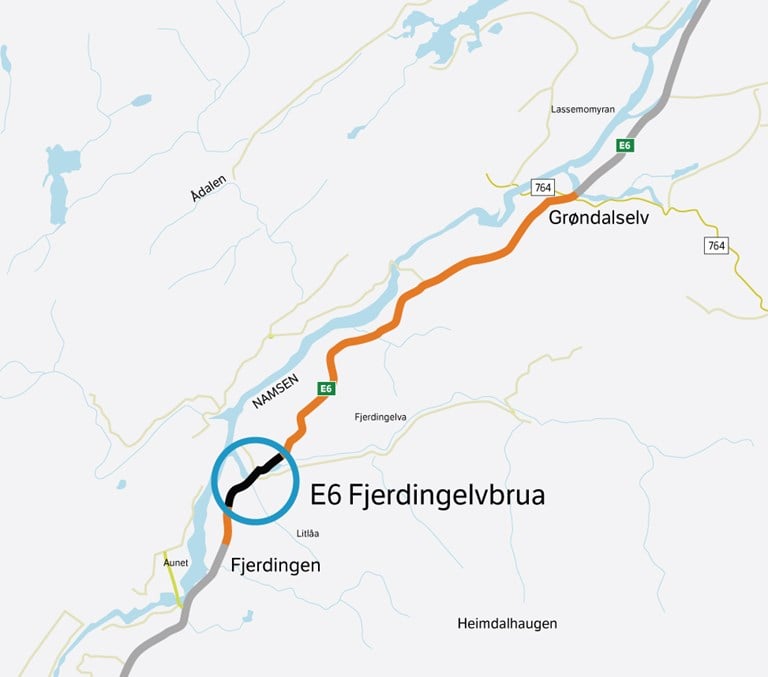 rtet viser strekningen som skal bygges ut, fra Fjerdingen til Grøndalselv. Fjerdingselvbrua med tilstøtende veg, markert med blå ring i nedre halvdel av kartet, ble åpnet i oktober 2021.