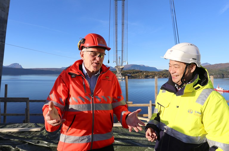 Fv. Regionvegsjef Torbjørn Naimak i Statens vegvesen og styreleder i SRBG mr. Sun Yun på Hålogalandsbrua.