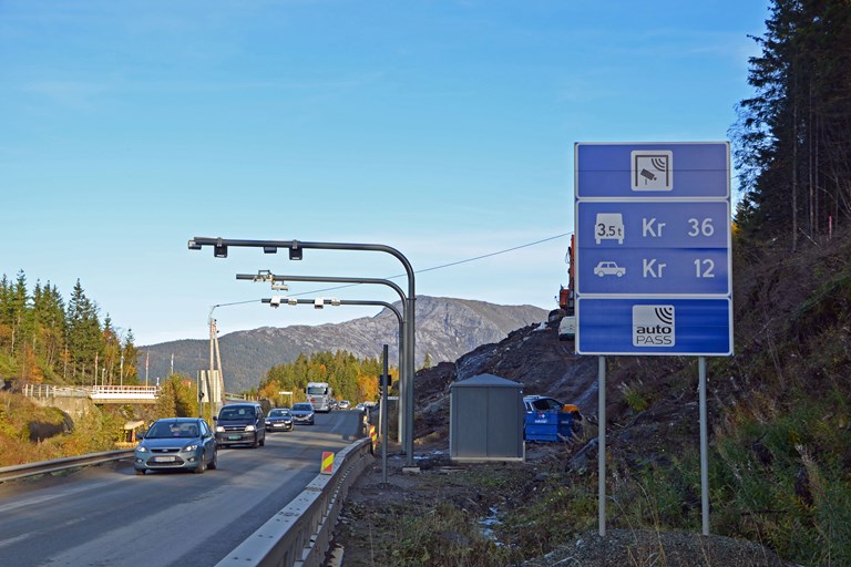 Bomstasjonen står rett ved Yttervik Camping, sør for Mo i Rana.
