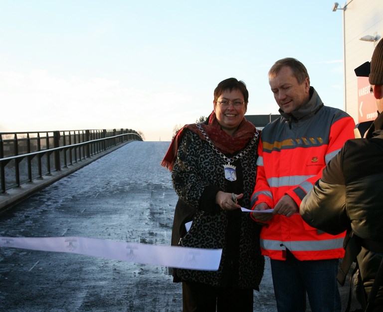 Åpning E6 Sentervegen-Tonstad, ordfører Rita Ottervik og fungerende regionvegsjef Kjetil Strand.