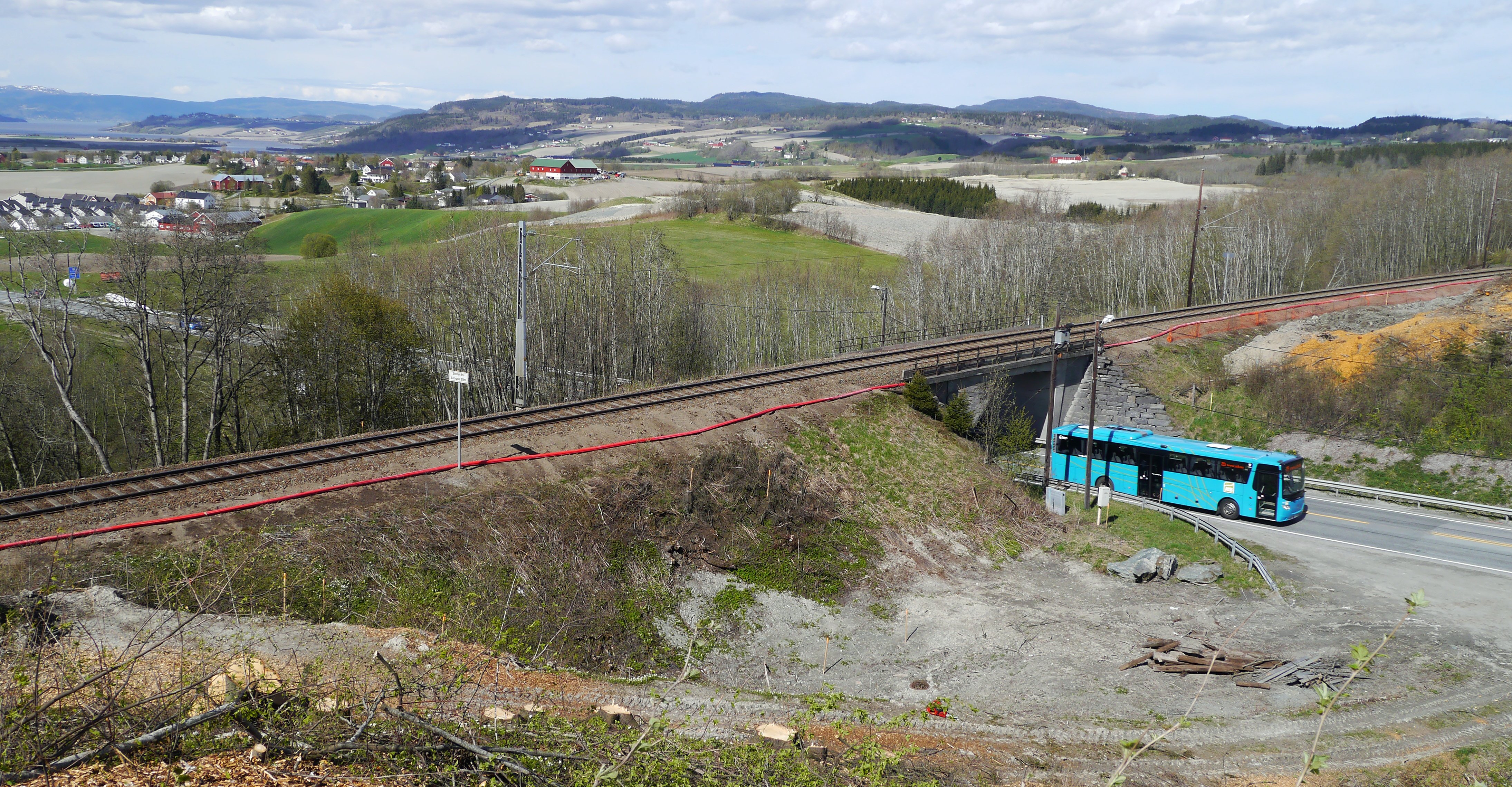 I Storlersbakken skal det bygges ny jernbanebru over E6. Foto: Emilie Gynnild