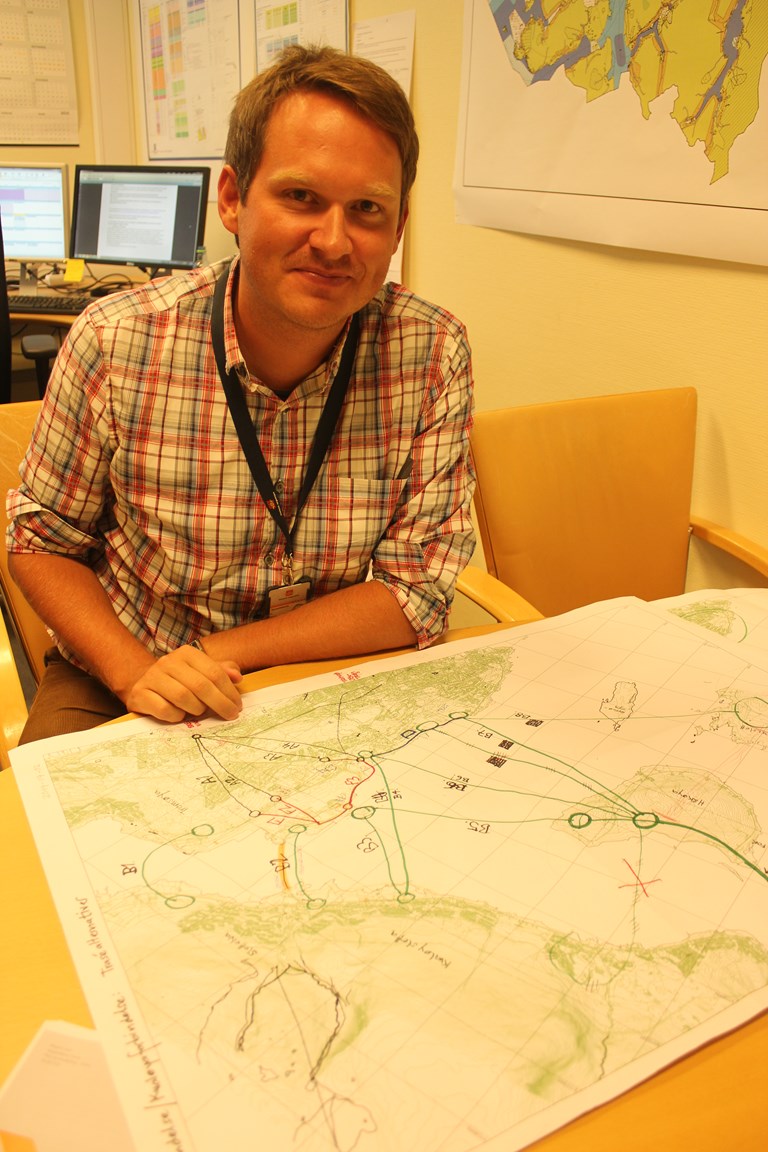 Erik Ditlefsen med kart over 24 alterantiver til løsning av ny Kvaløyforbindelse og Tverrforbindelse i Tromsø