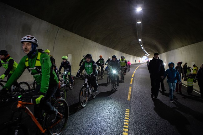 Harstad Cykleklubb arrangerte ritt gjennom tunnelen før åpning