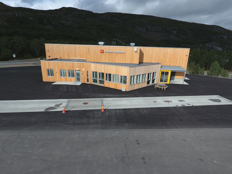 Dette er stasjonen som er bygget på Kvenvikmoen utenfor Alta, og stasjonen som planlegges utenfor Kirkenes skal bygges etter samme prinsipp.