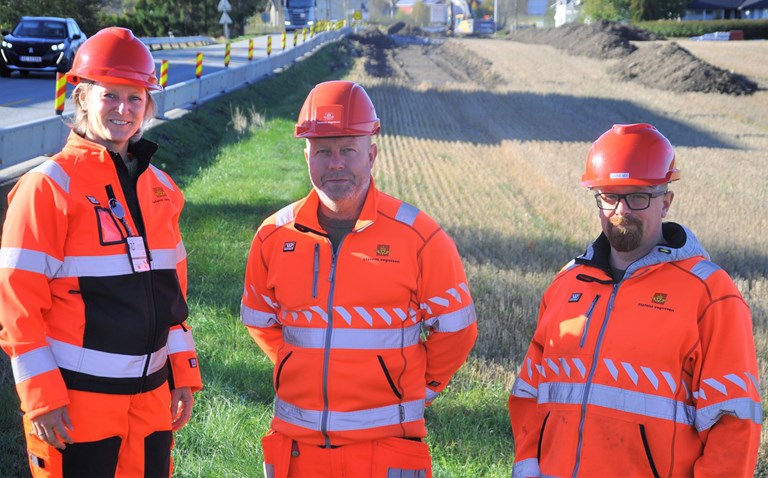 Prosjektleder Vibeke Malvik t.v med kontrollingeniørene Marius Brekke og Lars Kolstad ved Osloveien som nå får 3,3 km gang/sykkelveg