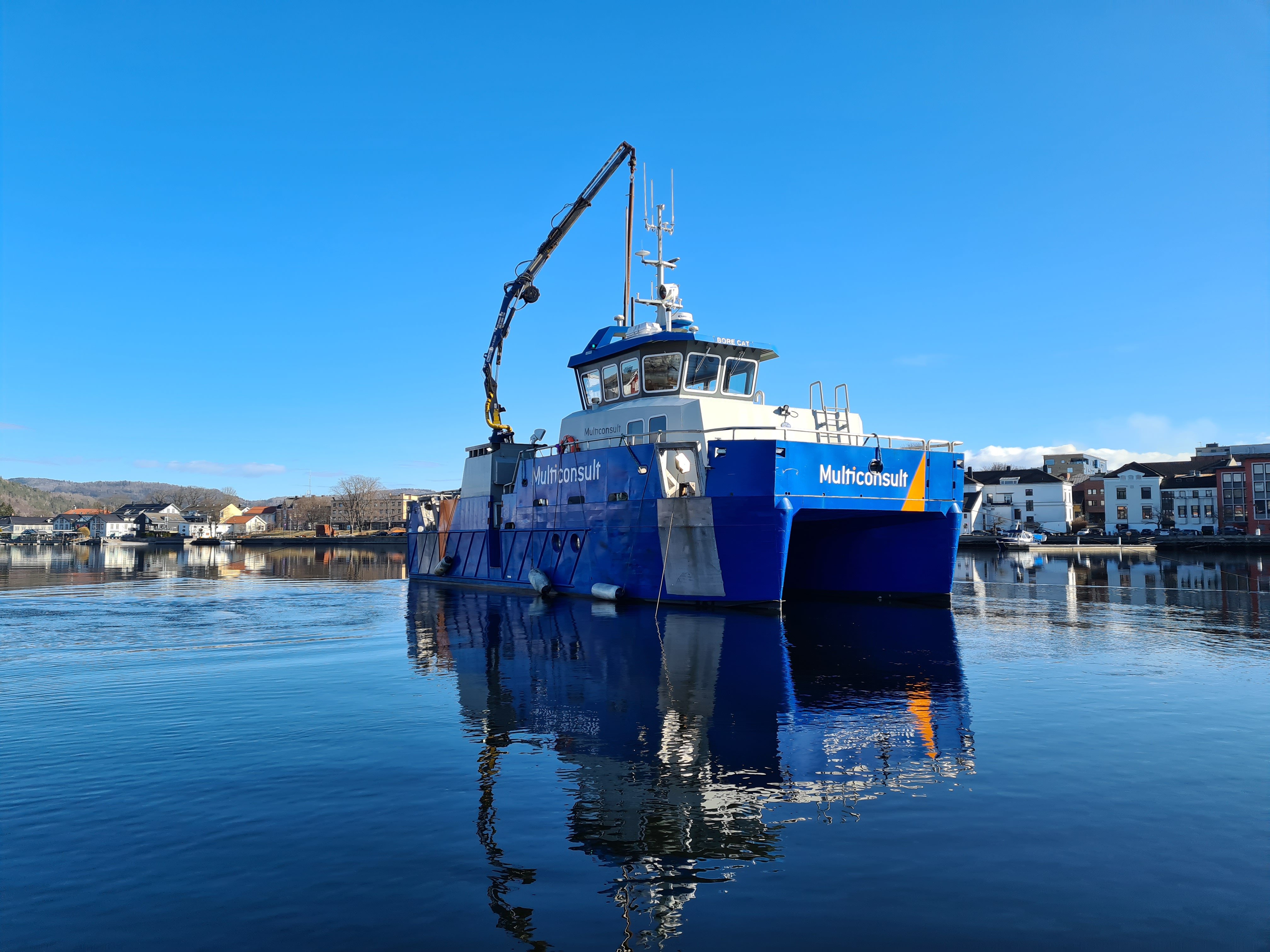 Multiconsults bore-båt har trålet Porsgrunnselva de seneste dagene. Foto: Eigil Haugen)