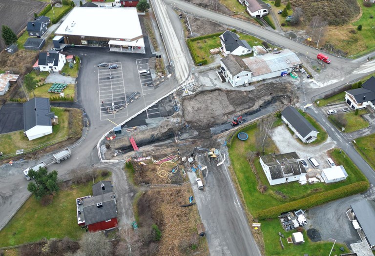 Dronebilde av det gamle krysset i Brenneriroa i Løten en novemberdag 2022