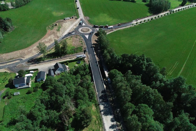 Ny Fura bru med nylagt asfalt går mot nye rundkjøringen i krysset Furavegen, Kirkevegen og Chausseen.