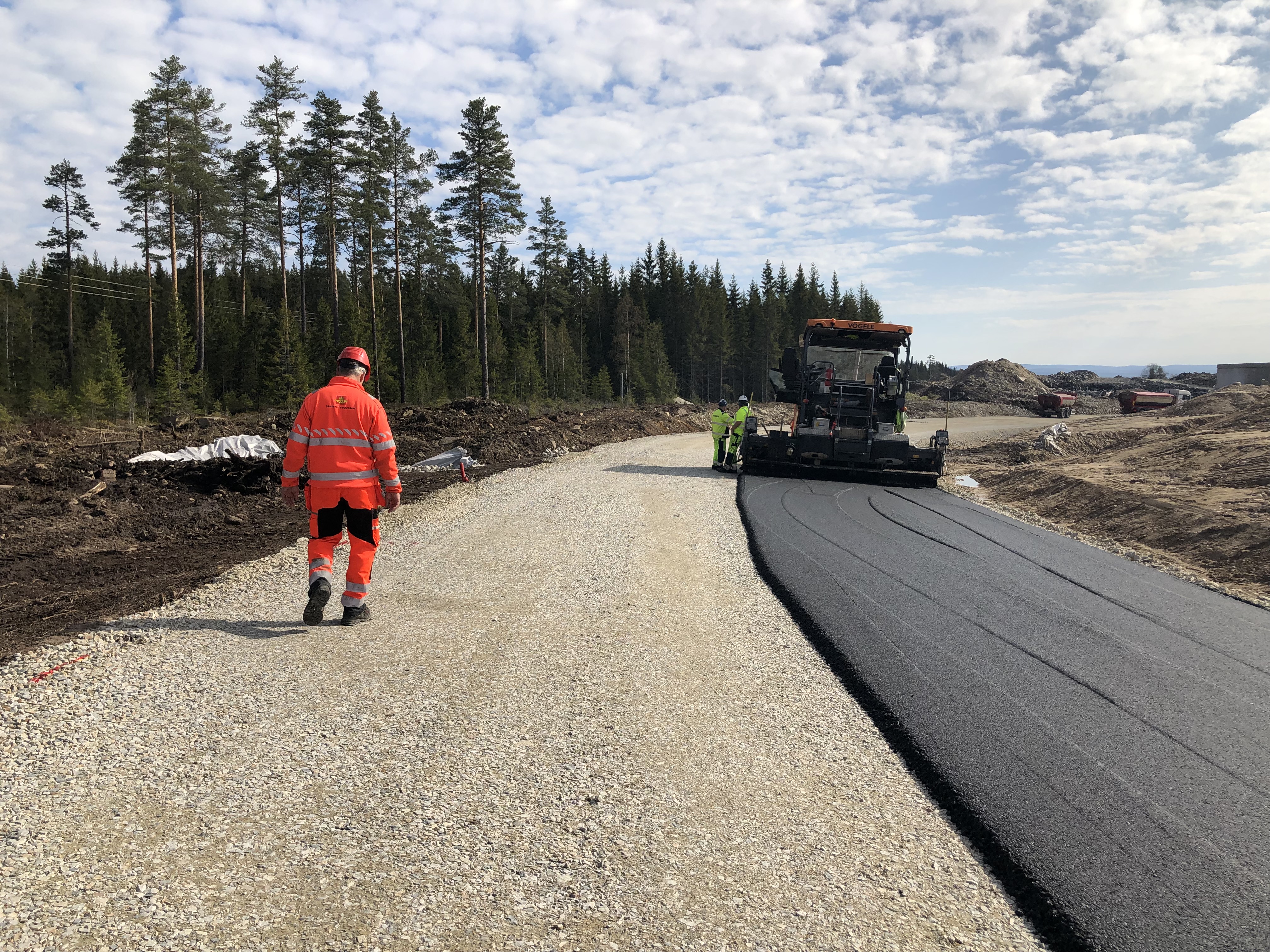 Fra onsdag 22.mai vil det være nytt kjøremønster ved nye Lundgård bru. Følg skiltingen og kjør forsiktig. (Foto: Skanska)
