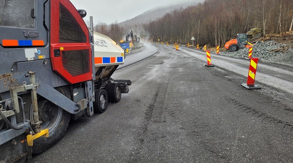 asfaltlegger i aksjon på rv. 52 i Hemsedal