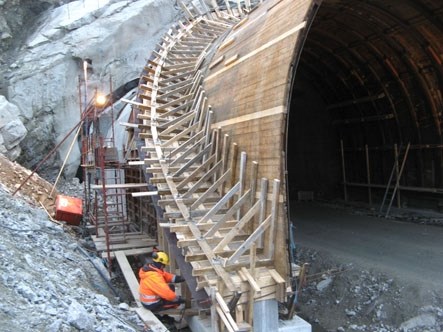 Tunnelportalane er ferdige. På bilete ser vi arbeidet med portalen på austsida ved Lundevassenden.