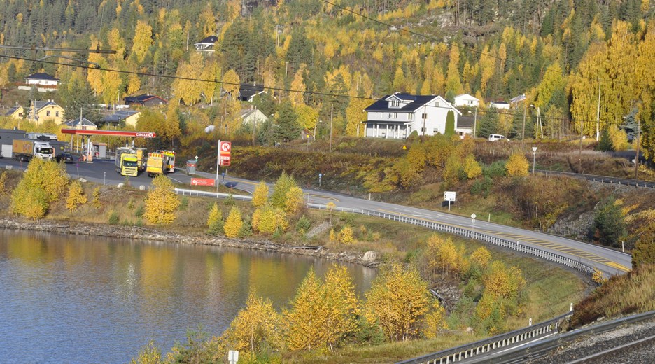 avkjøring fra hovedvei til bensinstasjon i Gulsvik i Hallingdal