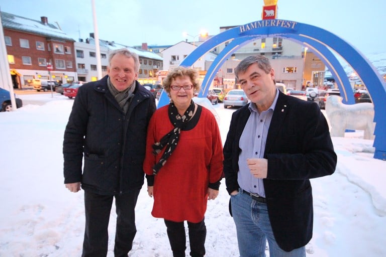 Arbeidet med å finne en god løsninger for Hammerfest sentrum er i gang. Her fra det første styringsgruppemøtet med regionvegsjef Torbjørn Naima, fylkesråd Grethe Ernø Johansen og ordfører Alf E. Jakobsen.