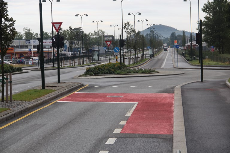 Rødt belegg i sykkelboks Hillevågsveien/Mariero. Prøvebelegg til framtidig sykkelstamveg