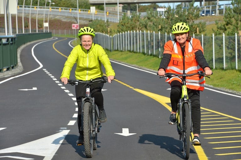 Prosjektleder Kari Smådal Turøy og vegdirektør Ingrid Dahl Hovland syklet fra Stavanger sentrum til næringsområdet på Forus, og vegdirektøren fikk teste hvordan det er å sykle på eldre sykkelveier, og den nye ekspressveien for syklister mellom Stavanger og Sandnes. 