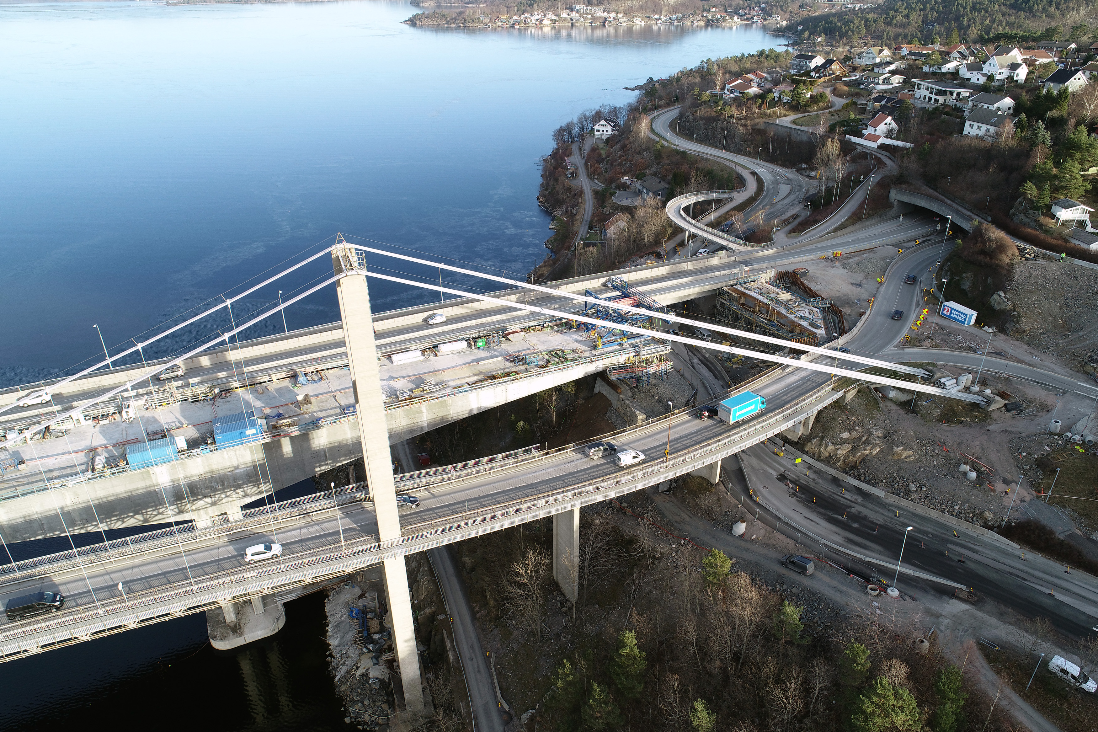 Den nye Varoddbrua skal nå støpes over Sømsveien. Vegen under brua må stenges på grunn av sikkerheten for trafikantene.